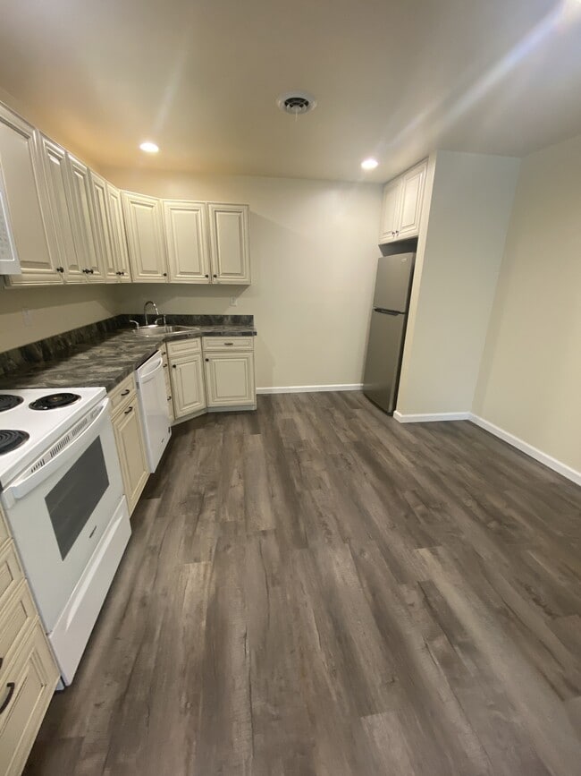 65 Woods Edge Rd Unit 1