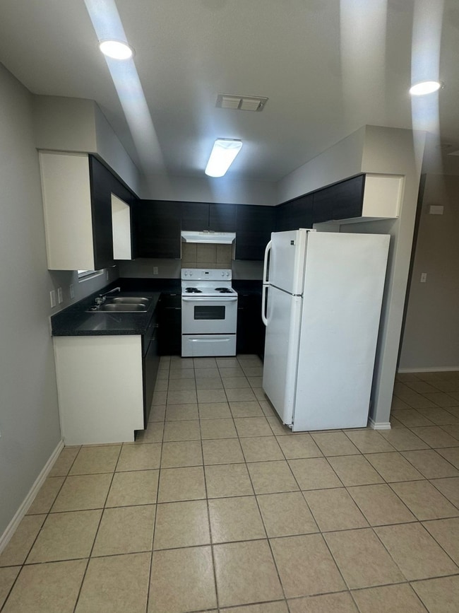 Building Photo - 406 E 3rd St Unit 40