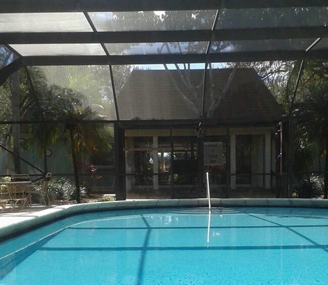 Screened in pool and clubhouse with events - 3940 Arelia Dr S