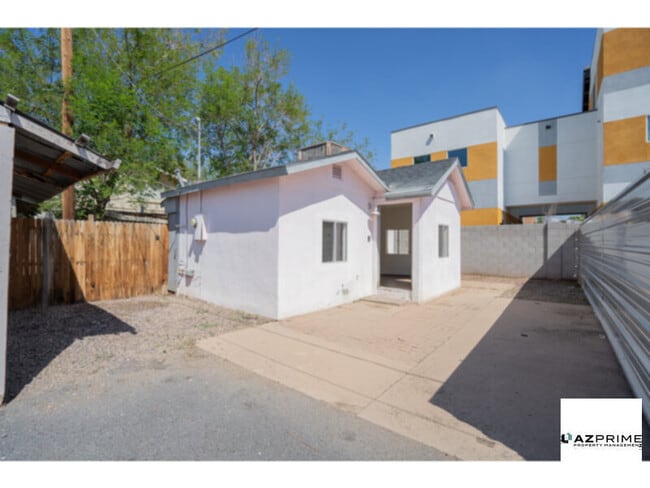 Building Photo - Experience Modern City Living In This Effi...