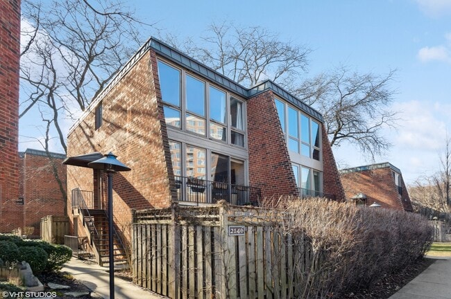 Building Photo - 2146 N Lincoln Ave Unit A2