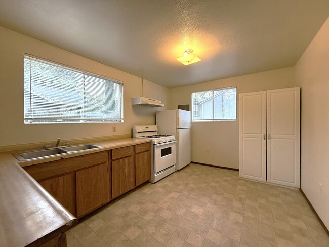 Photo - 612 W 2nd Ave