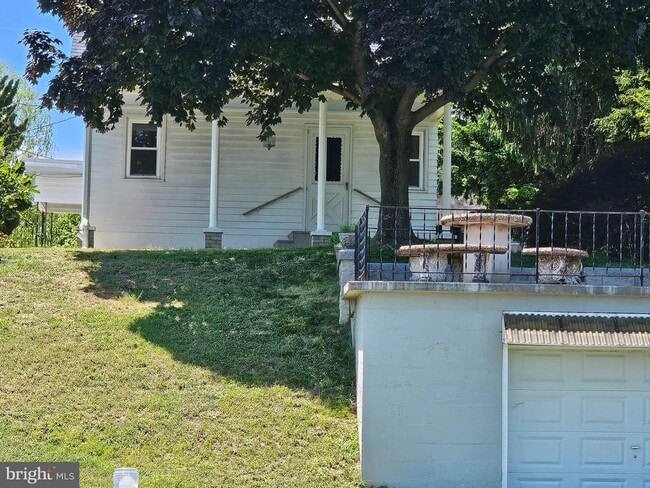 Photo - 178 Kingston Park Ln E