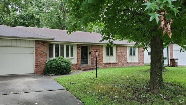 Building Photo - 3 Bedroom, 2 Bathroom Close To Everything! Rental