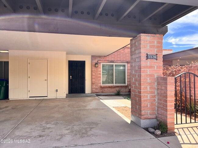 5526 N Arroyo Grande Dr