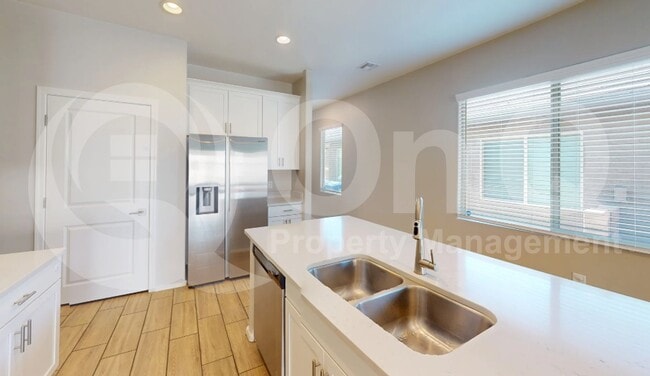 Building Photo - 7075 Vuelta Aguarachay