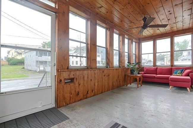 Porche delantero para tres estaciones - 30 3rd Ave Unidad 1