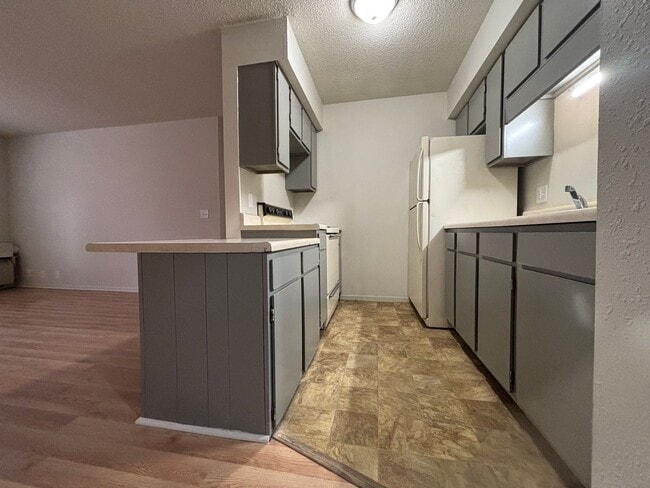 Photo - Renovated 1 Bedroom, 1 Bath Apartment at t... Unidad 121