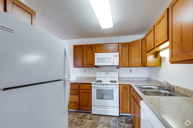 2BR, 2BA - 1068SF - Kitchen - Woodridge