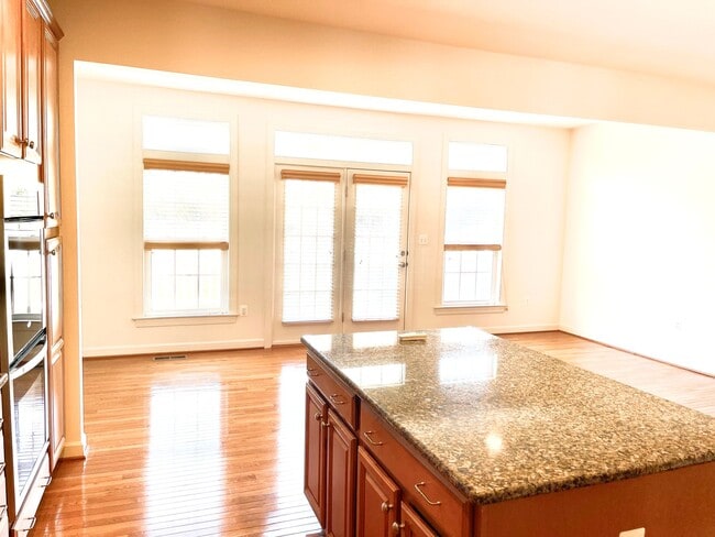 Photo - 1560 Rutland Way