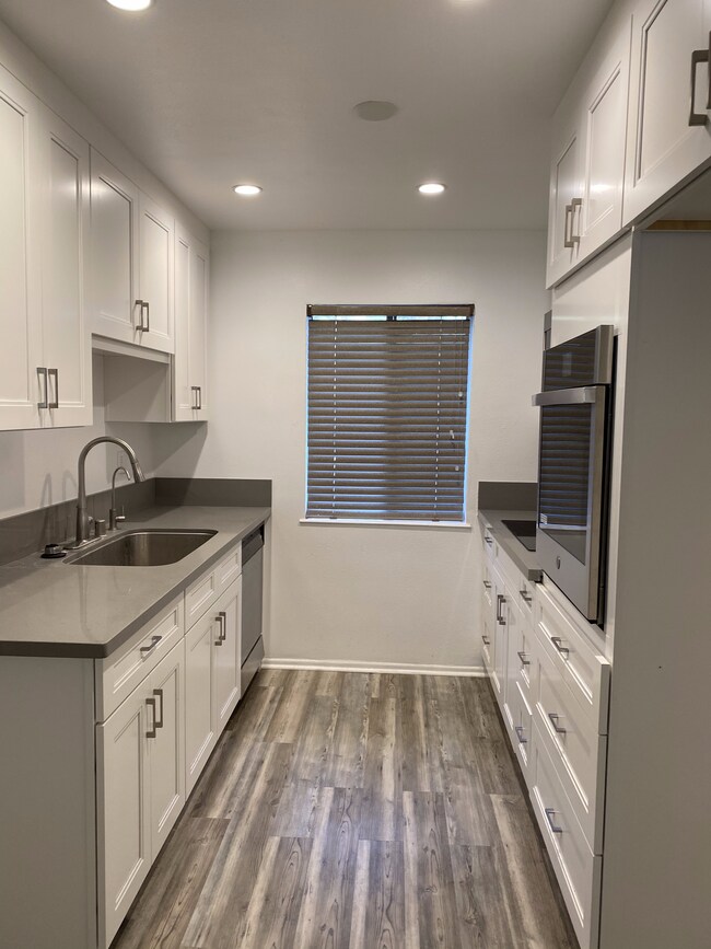 Kitchen - 1935 Alpha Rd Unit 207