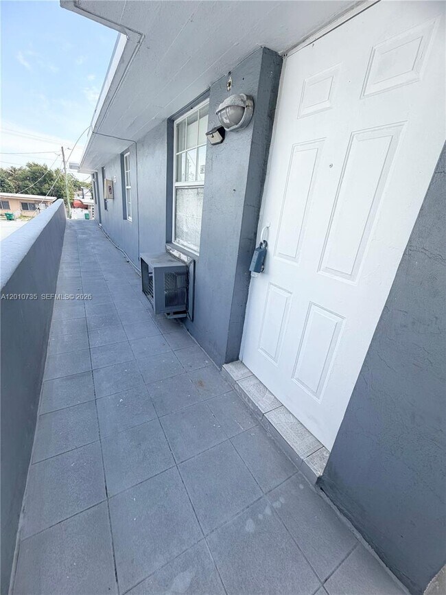 2736 SW 22nd St Unit 2