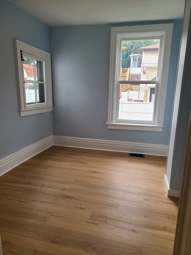 209 Fletcher St Unit Lower Rear