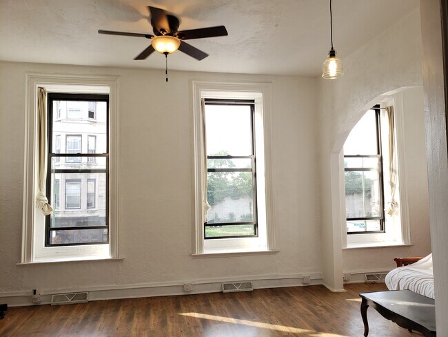 Photo - 2969 S Archer Ave Unidad 2F
