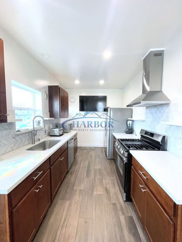 Photo - 646-646 W 19th St