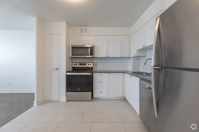 2BR, 1BA - 999SF - Kitchen - 2397 FINCH AVE W
