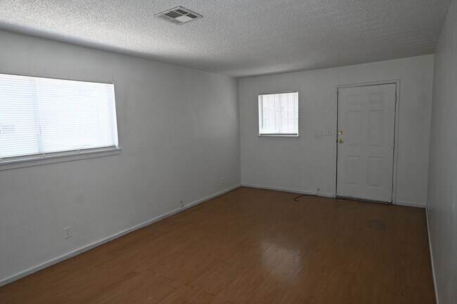 Photo - 2 Bedroom Apt- Downtown -  NO PETS Unidad D