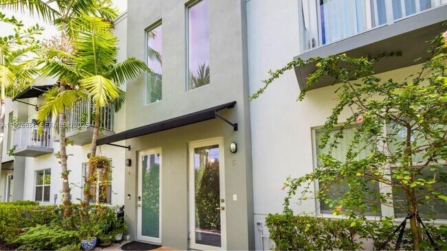 Photo - 460 NE 35th Ct