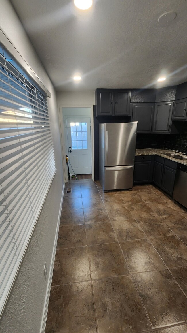 Building Photo - 14775 Robins Dr