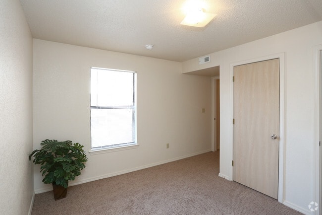 2BR, 2BA - 912SF - Bedroom