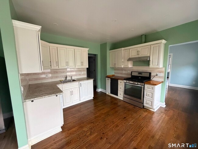 Photo - 16 Charron St
