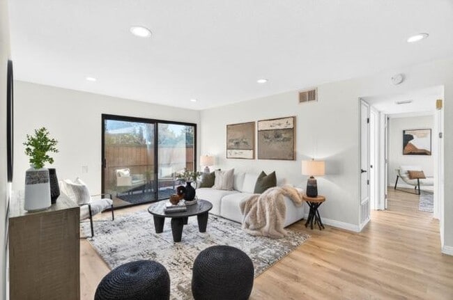 Building Photo - 286 Hackamore Common Unit 80