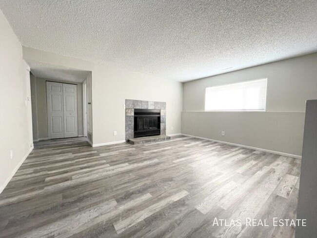 Renovated 2 Bed 1 Bath with Washer/Dryer &... - Renovated 2 Bed 1 Bath with Washer/Dryer &... Apartment