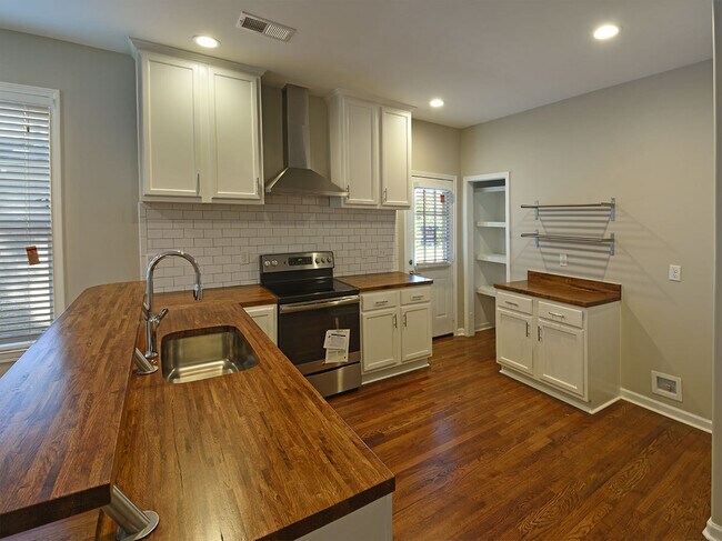 Photo - 1 Bedroom, 1 Bathroom Duplex Near Stone Wall and N Avalon