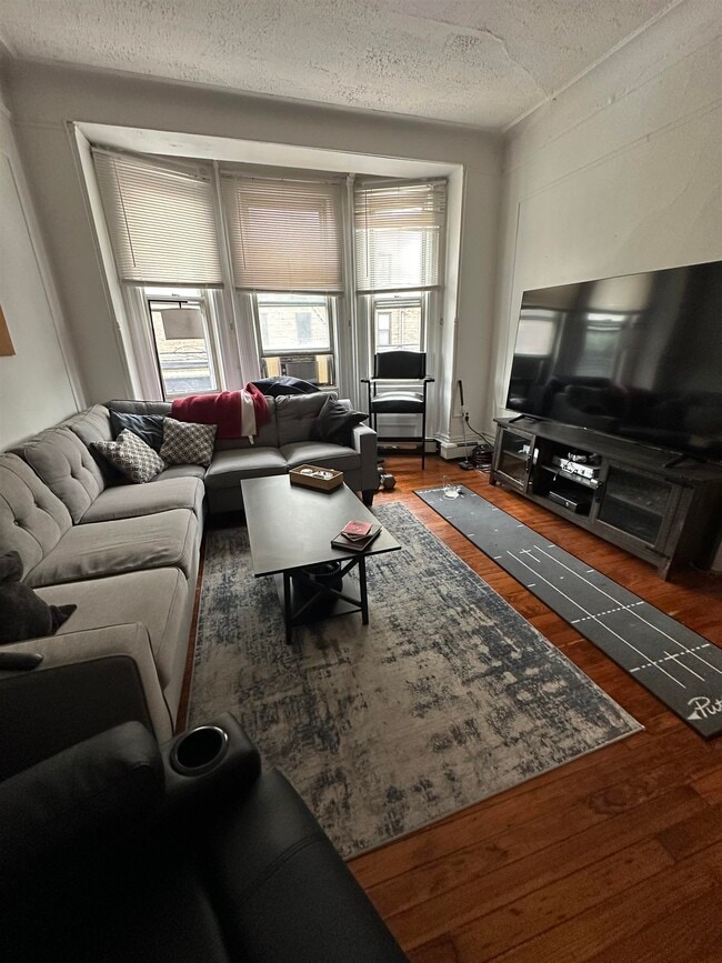 Building Photo - 217 10th St Unit 1B Rental