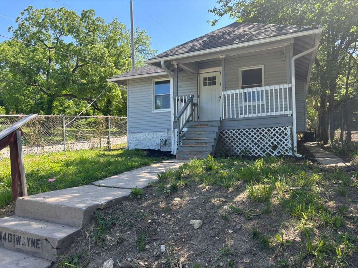 Remodeled 2BR Home with Fenced Front Yard and Spacious Bedrooms - Remodeled 2BR Home with Fenced Front Yard and Spacious Bedrooms