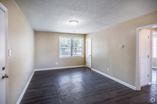 2 BR, 1 BA - 700 SF - Courtyard @ Waring Park