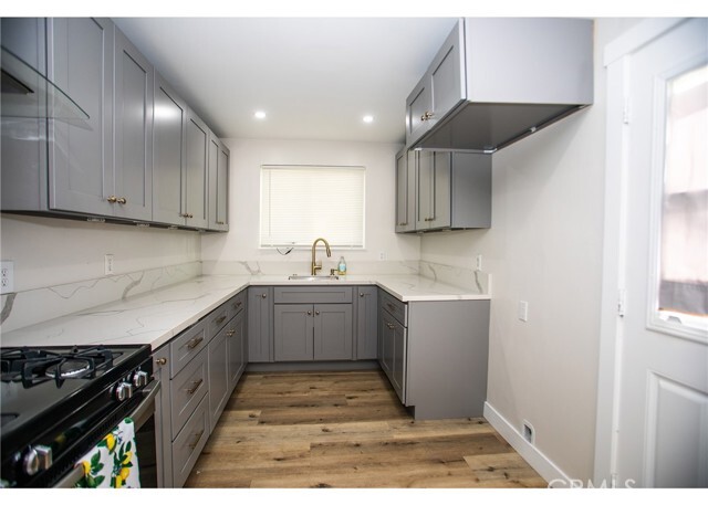496 W 48th St
