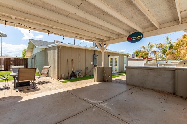 Photo - 1100 W 12th St