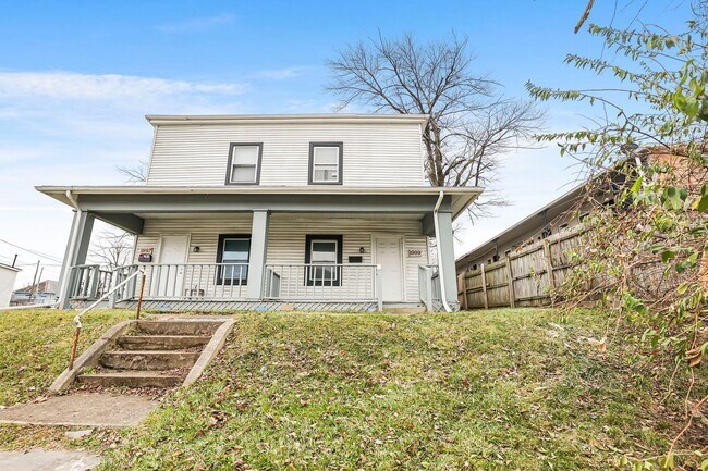 Photo - 1997-1999 W Broad St Unidad 1999 (All Electric)