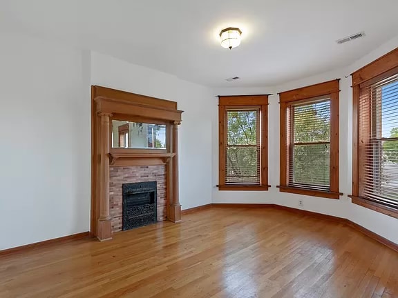 Spacious living room - 4841 S St Lawrence Ave Unit 3