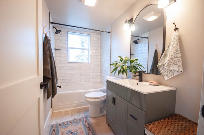 Photo - 645 2nd St W