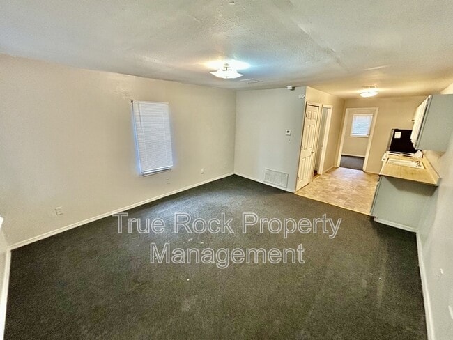 Photo - 608 W 4th St