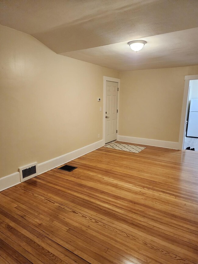 Building Photo - 114 E Main St Unit 3 Rental