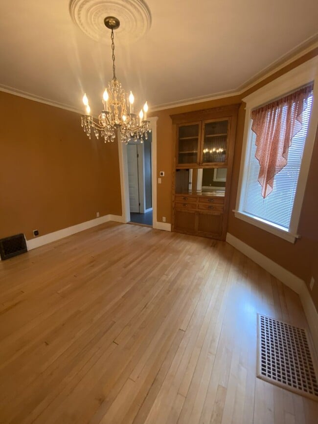 Photo - 125 N 9th Ave E