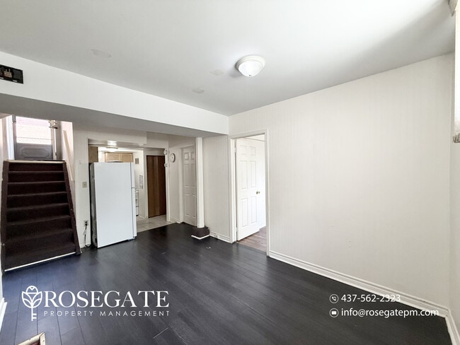 Photo - All-Inclusive 2-Bedroom Corner Basement Apartment – Pet Friendly – Scarborough Unité 2
