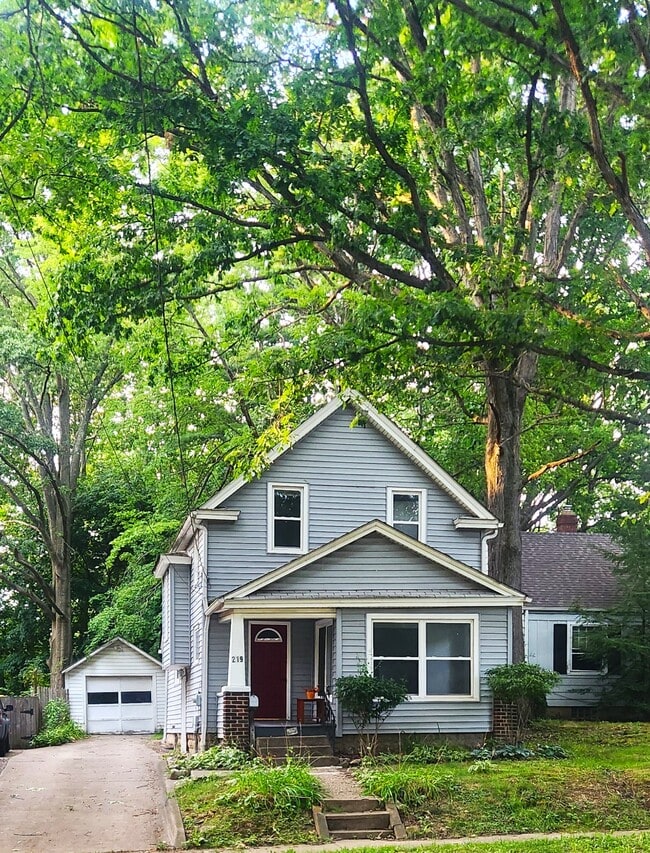 Building Photo - 219 E Oak St Rental