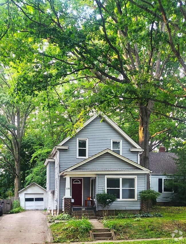 Building Photo - 219 E Oak St Rental