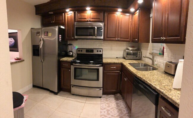 Building Photo - 9300 SW 8th St Unit 101