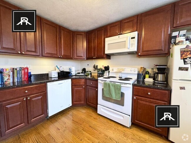 Building Photo - 2 bedroom in Brookline MA 02446 Unit 2 Rental