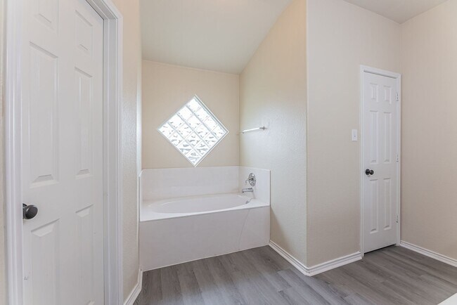 Photo - 5001 Bridgewood Dr