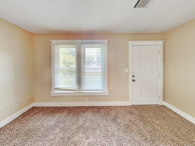 Photo - 2497 Lakewood Ave SW