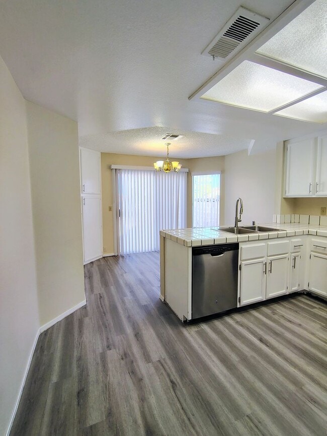 Photo - The Lakes Single Story!