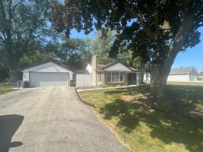 Building Photo - 375 Parklawn Dr Rental