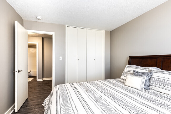 1BR, 1BA - 610SF - Bedroom