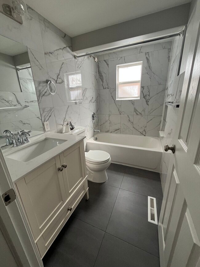 Photo - 383 Washington Ave Unidad Lower